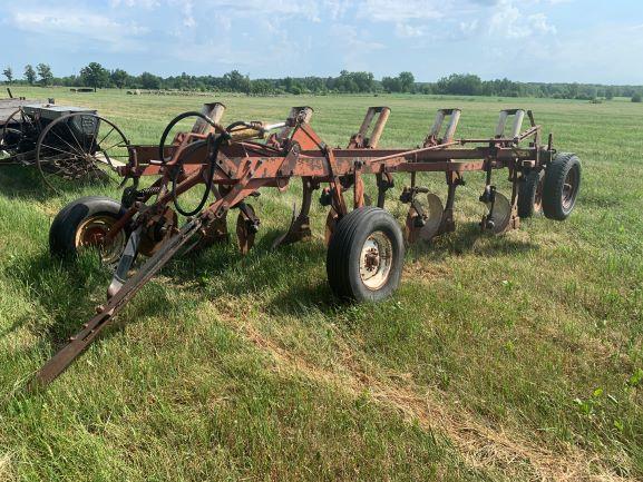 IH 700 5 Bottom Auto Reset Plow