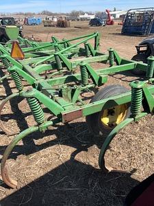 John Deere 1610 Chisel Plow