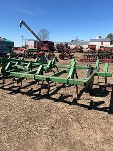 John Deere 1610 Chisel Plow