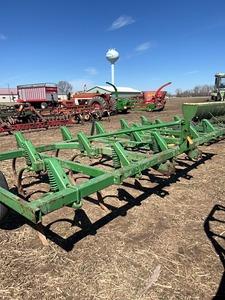 John Deere 1610 Chisel Plow