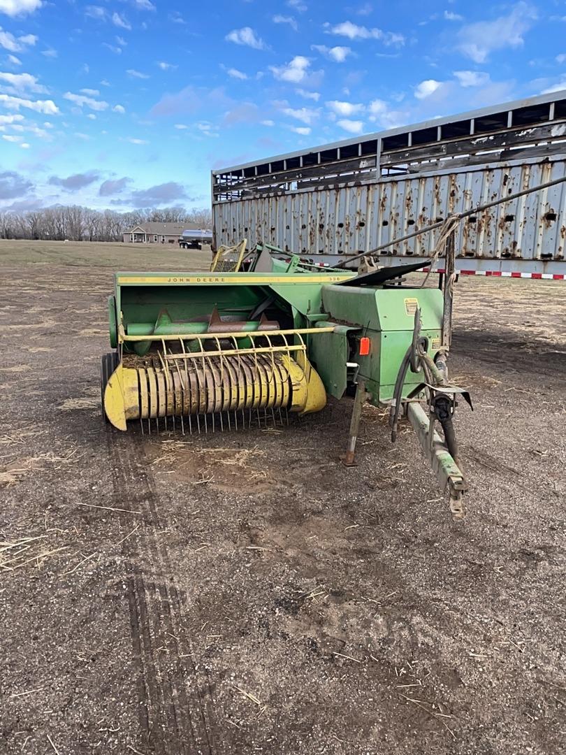 John deere 336 square bale with kicker