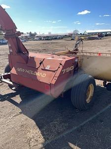 New Holland 790 chopper with hay head and corn head