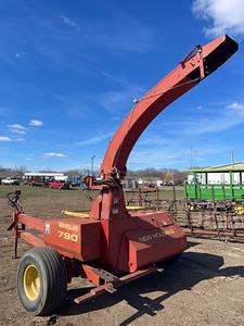 New Holland 790 chopper with hay head and corn head