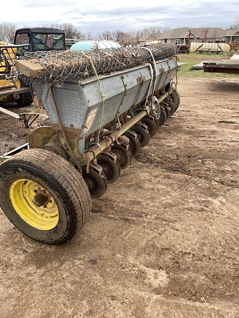 JD 10' Grain Drill S24725