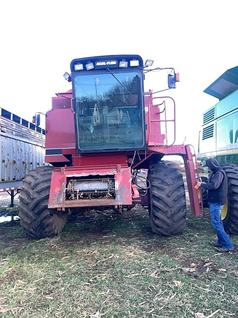 IH 1666  combine With Rear wheel assistS24804