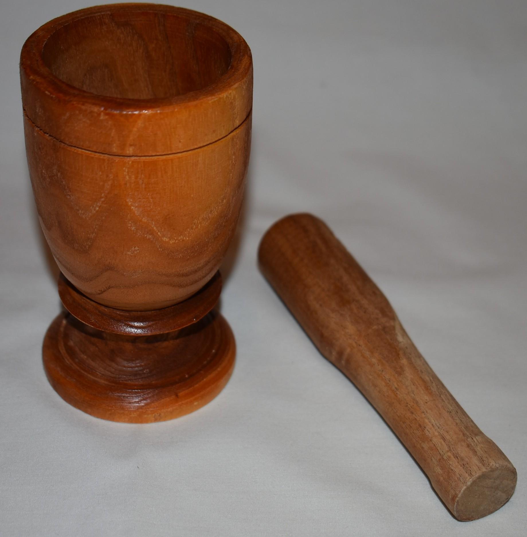 2 MORTAR & PESTLE SETS, 2 CLOCKS, VINTAGE CARVING SET IN ORIGINAL CASE