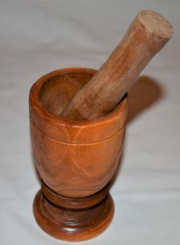 2 MORTAR & PESTLE SETS, 2 CLOCKS, VINTAGE CARVING SET IN ORIGINAL CASE