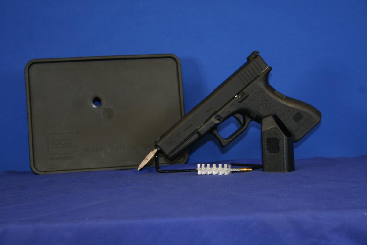 Glock 17 Gen 2, 9 mm 4.5" Barrel. No Mags. Still in Very Good Condition. SN# AEG928US California OK.