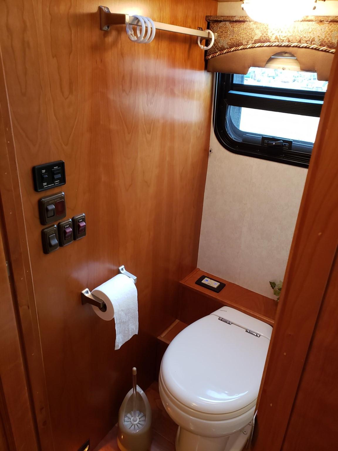 2008 Dynamax Dynaquest 36xl Motor Home