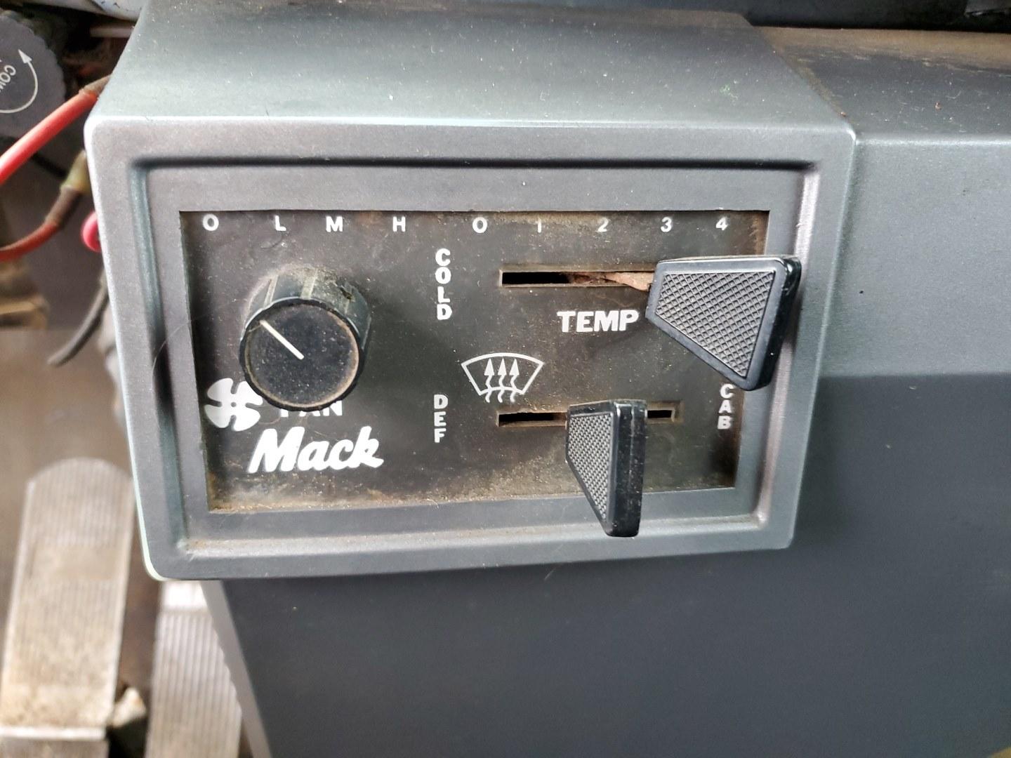 1989 Mack Dump Truck