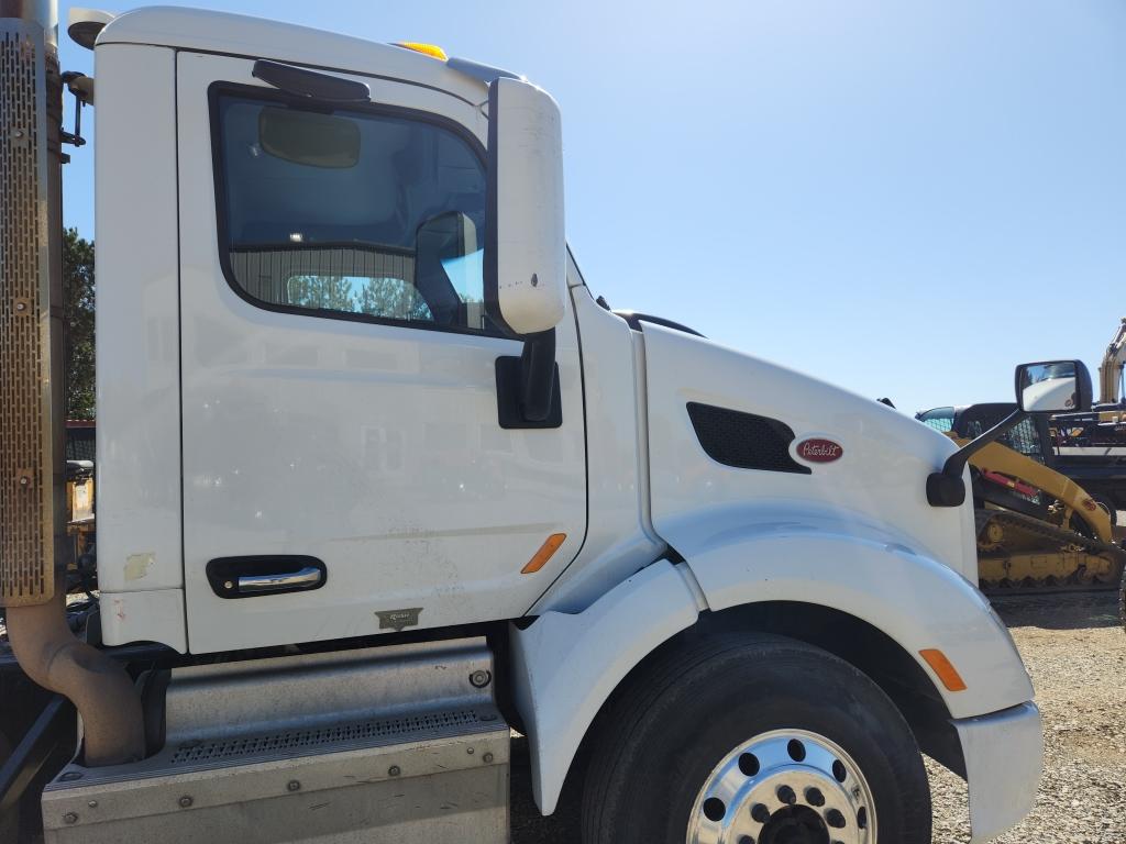 2017 Peterbilt 579 Day Cab Truck Tractor