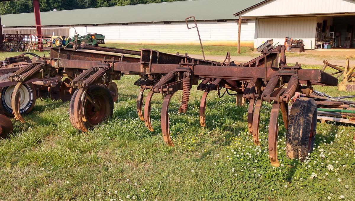 Massy Ferguson 10 Shank Chisel Plow.