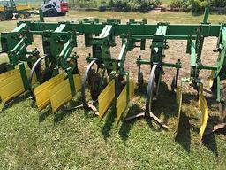 JD 885 4/38 3pt no-til row crop cultivator, gauge wheels, wide sweeps, fenders, , shedded.