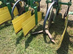 JD 885 4/38 3pt no-til row crop cultivator, gauge wheels, wide sweeps, fenders, , shedded.