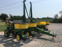 JD 7200 Conservation MaxEmerge 2 No-Til vacuum planter 8/38", 2nd owner low acreage.