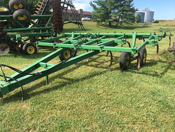 JD 1610 13 shank pull type chisel plow