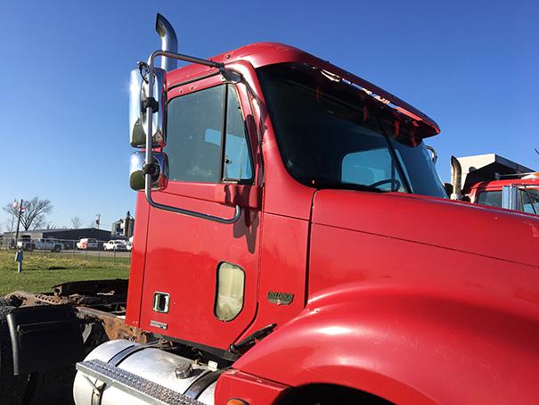 2005 Freightliner Columbia 450hp Detroit, 10spd, Inter Axle and Rear Axle Lock, PW, PL, Cruise, AC