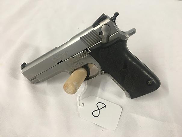 Smith & Wesson Model 4006 40 Cal. Night Sights, 2 clips, S#VYV4334 sells with hard case.