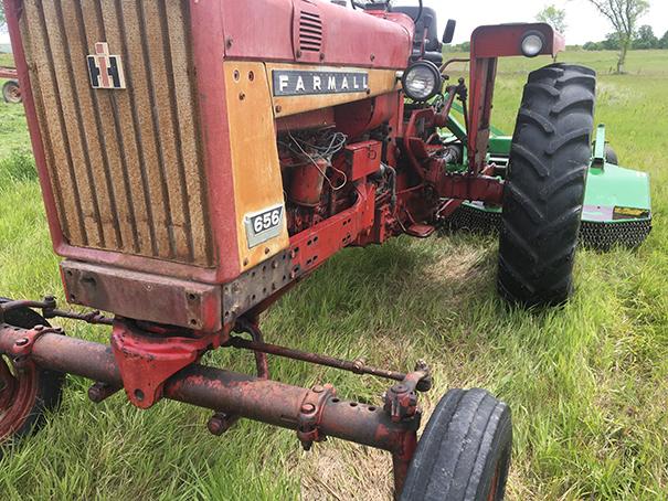 Farmall 656 Gas Tractor, W.F., Flat Top Fenders, 3pt, Rear and Side Hyd. Outlets