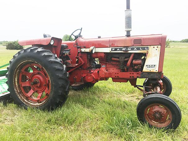 Farmall 656 Gas Tractor, W.F., Flat Top Fenders, 3pt, Rear and Side Hyd. Outlets