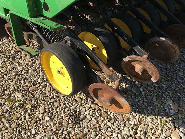 JD 750 15ft Drill, 7.5in spacings, Yetter markers, dual lift cylinders, S#N00750X027730