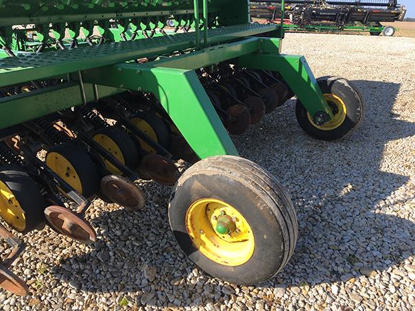 JD 750 15ft Drill, 7.5in spacings, Yetter markers, dual lift cylinders, S#N00750X027730