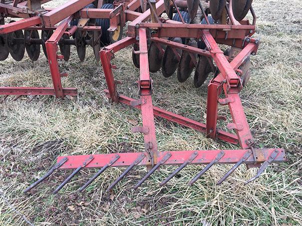 Kewanee 18ft tandem axel disk, hyd. flat fold, 9in spacings, buster bar harrow