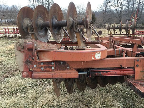 Kewanee 18ft tandem axel disk, hyd. flat fold, 9in spacings, buster bar harrow