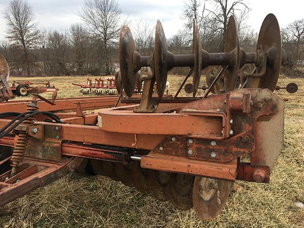 Kewanee 18ft tandem axel disk, hyd. flat fold, 9in spacings, buster bar harrow