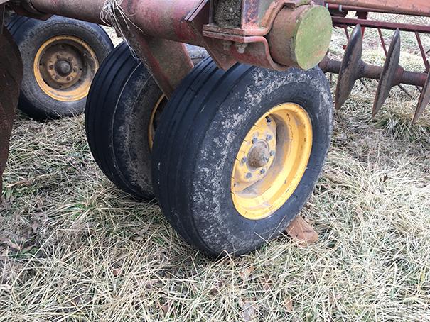 Kewanee 18ft tandem axel disk, hyd. flat fold, 9in spacings, buster bar harrow