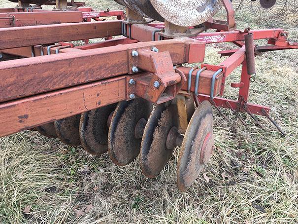 Kewanee 18ft tandem axel disk, hyd. flat fold, 9in spacings, buster bar harrow