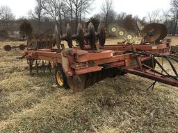 Kewanee 18ft tandem axel disk, hyd. flat fold, 9in spacings, buster bar harrow