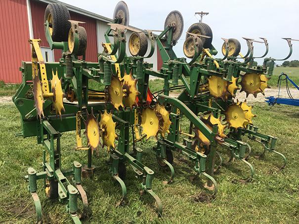 JD 845 3pt. 8RW 30 in. Row Crop Cultivator, Hyd. Fold, land wheels, rolling fenders