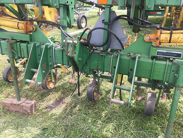 JD 845 3pt. 8RW 30 in. Row Crop Cultivator, Hyd. Fold, land wheels, rolling fenders