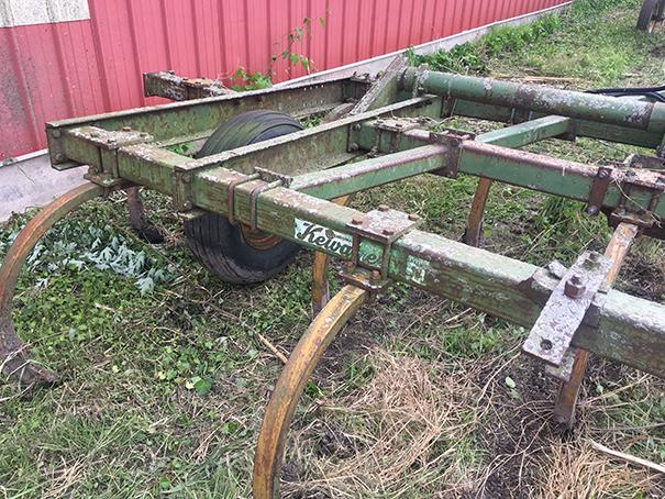 Kewanee 180 13 shank pull type chisel plow, no hitch