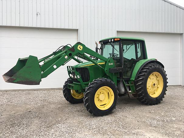 2006 JD 6420 4wd cab tractor, radio, buddy seat, 110hp, LHR 16/16 spd partial power shift