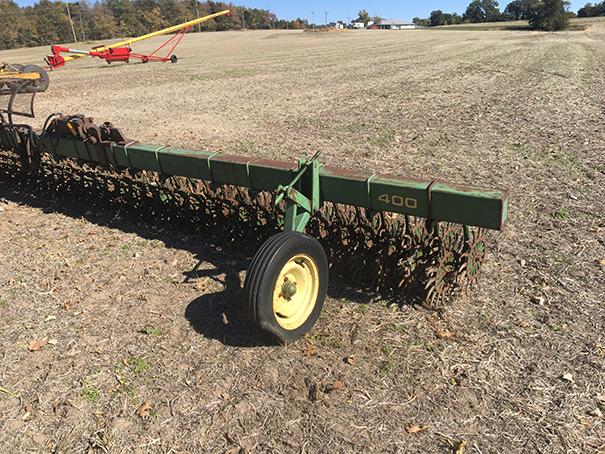 JD 400 Hyd. Fold 30 ft Rotary Hoe