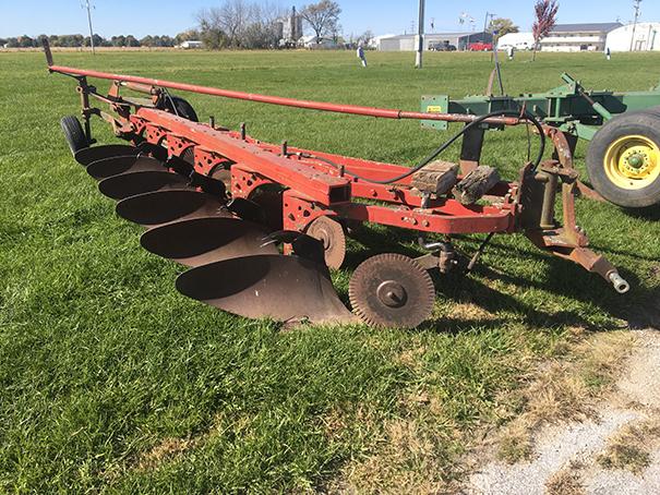 International 560 6 BTM plow