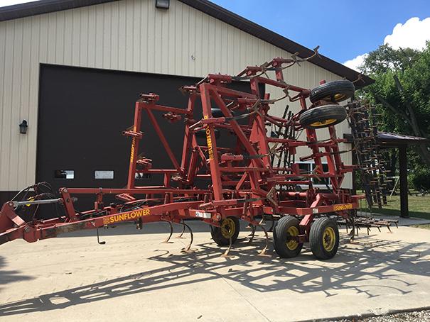 Sunflower 5034-25 ft field cultivator, walking tandems, 9 inch sweeps, 5 bar harrow, S# 5099-193