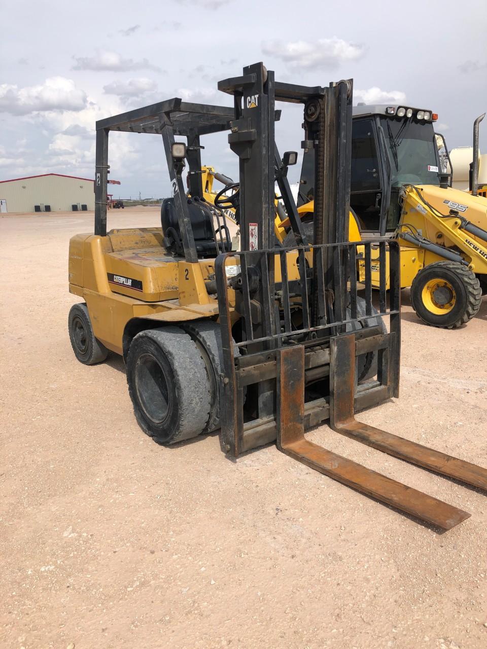 2006 CATERPILLAR MODEL DP40K FORKLIFT SN: AT19C02006 - 2 STAGE MAST SIDE SH