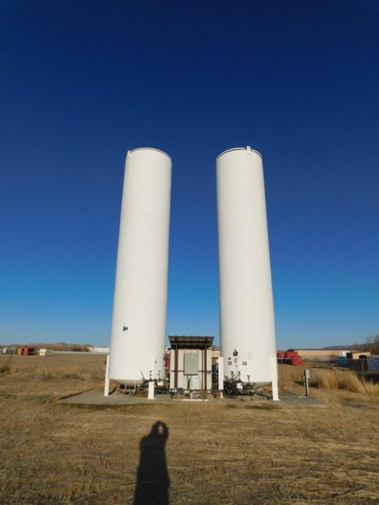 (2) NITROGEN STORAGE TANKS W/ TRANSFER PUMP & CONTROLS (NOTE: NEW OWNER MUST REM