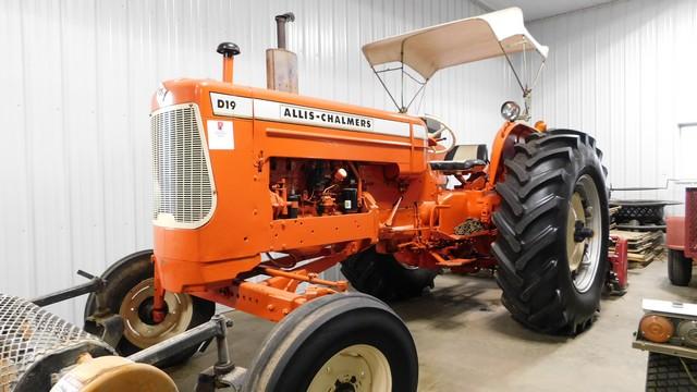 ALLIS CHALMERS D19 2X4 70 HP TRACTOR, P/B 6 CYL GAS ENGINE, 8 SPD TRANS., 3 PT C