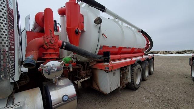 (X) 2012 KENWORTH T800 3-AXLE HYDRO VAC TRUCK, VIN: 1NKDX4EX3CJ328469, P/B CUMMI