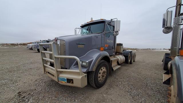 (X) 2015 KENWORTH T800 TRI AXLE DAYCAB HAUL TRUCK, VIN: 1XKDP40X6FJ470414, P/B: