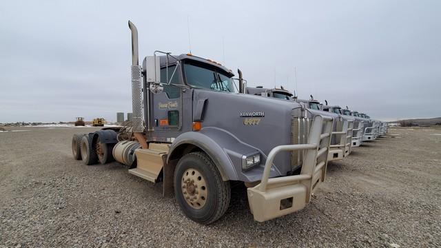 (X) 2015 KENWORTH T800 TRI AXLE DAYCAB HAUL TRUCK, VIN: 1XKDP40X6FJ470414, P/B: