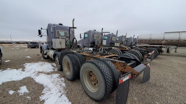 (X) 2015 KENWORTH T800 TRI AIR LIFT AXLE DAYCAB HAUL TRUCK, VIN: 1XKDP40XXFJ4703