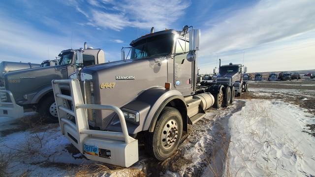 (X) 2013 KENWORTH T800 TRI AXLE DAYCAB HAUL TRUCK, VIN: 1XKDD40X8DJ348272, P/B: