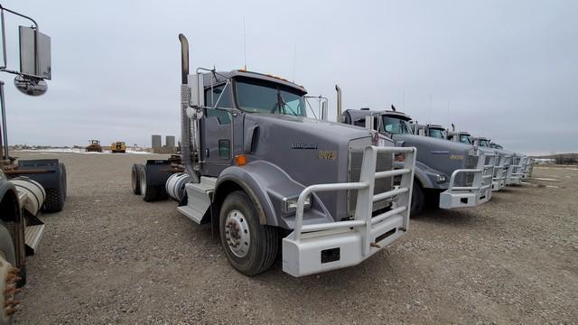 (X) 2013 KENWORTH T800 TANDEM AXLE DAYCAB HAUL TRUCK, VIN: 1XKDD40X0DJ34825I, P/