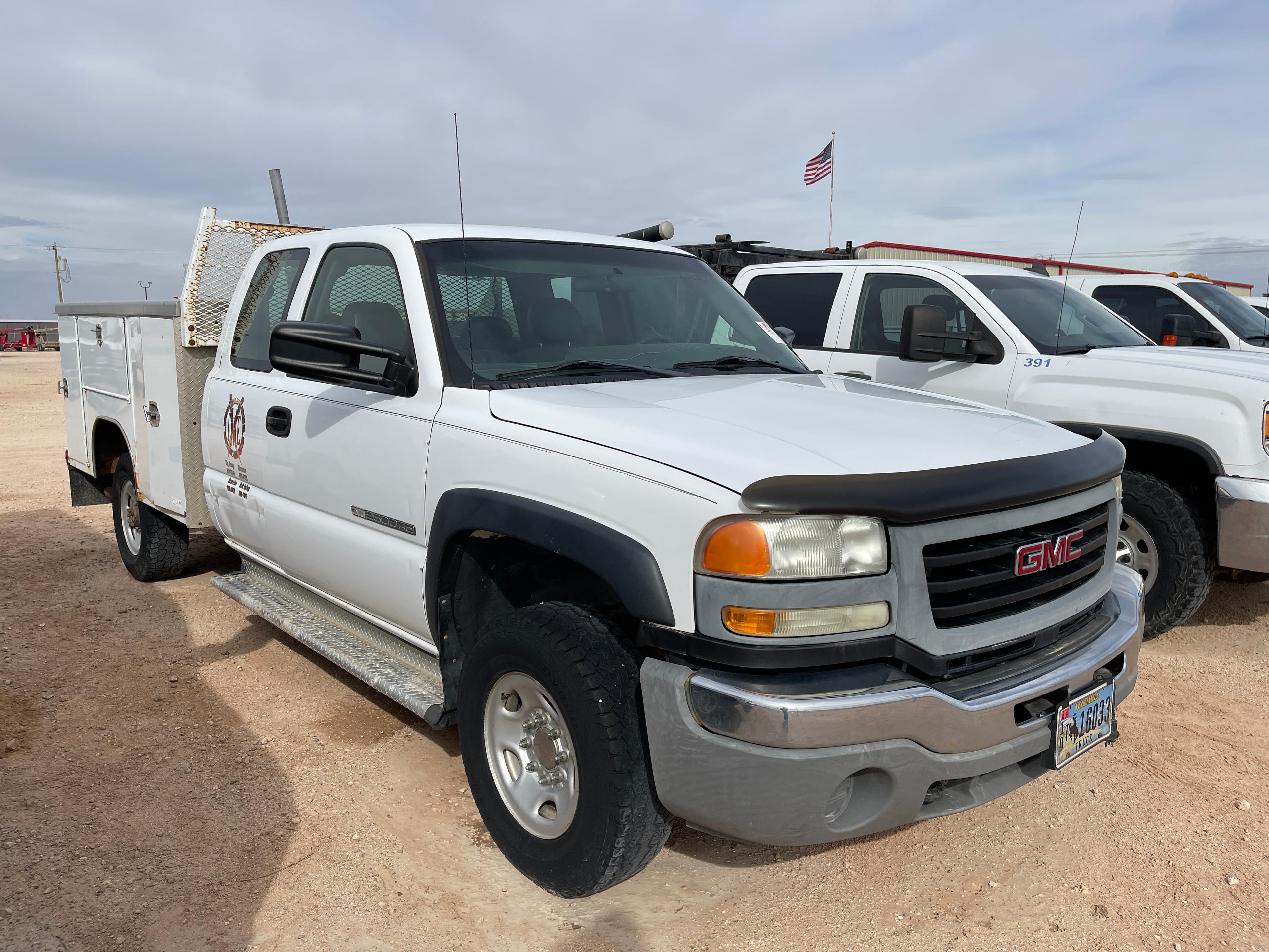 (X) 2005 GMC 2500 HD 4X4 EXTENDED CAB SERVICE PICKUP, VIN: 1GTHK29V05E262478, P/