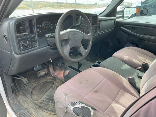 (X) 2005 GMC 2500 HD 4X4 EXTENDED CAB SERVICE PICKUP, VIN: 1GTHK29V05E262478, P/